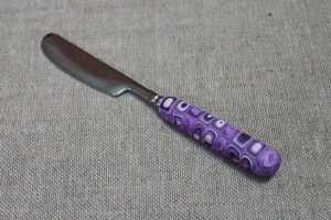 Butter knife with clay-decorated handle